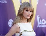 高清组图：泰勒-斯威夫特白色礼服亮相清新雅致