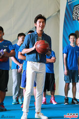 组图：陈柏霖挑战NBA巨星 获球员亲笔签名