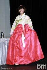 组图：韩团AOA成员身着韩服亮相签名会