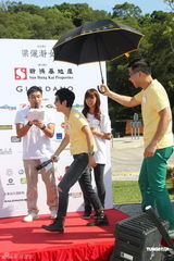 组图：吴君如出席慈善活动 称已安慰脚伤古天乐