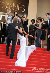 组图：《锈与骨》首映 朗格利亚霸气白裙拥猛男