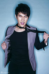 组图：何明翰时尚写真剑眉表情多变