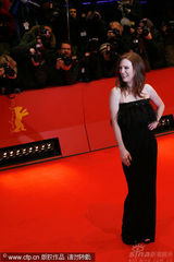 幻灯图：《孩子们没事》首映 朱丽安-摩尔黑裙性感