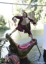 组图：珍妮佛化身迪士尼公主 绿色礼服仙气十足