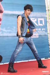 组图：汪东城摇滚风会歌迷 否认与炎亚纶有心结