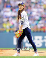 组图：Wondergirls成员婑斌为棒球赛开球