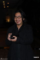 组图：钟镇涛生日携女亮相派对 谭咏麟叶童现身