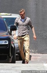 组图：贝克汉姆携可爱女儿为爱妻维多利亚庆生