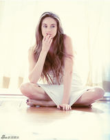 组图：谢琳-伍德蕾拍清新写真显俏皮