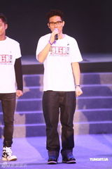 幻灯图：香港演艺界赈灾 钟镇涛谭咏麟等演唱 