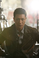 组图：李宗翰拍情人节大片 冬天单身不如流落荒岛