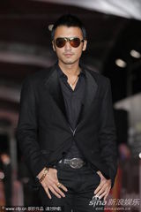 组图：谢霆锋帅气十足黑超亮相金马红毯
