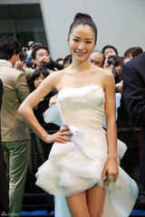 组图：江一燕芭蕾天使造型亮相东京电影节绿毯