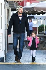 组图：本-阿弗莱克奶爸范 女儿粉衣吃零嘴可爱