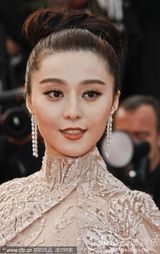 组图：范冰冰戛纳走秀 发髻复古蕾丝礼服妩媚优雅