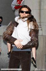 组图：苏瑞撒娇缠老爸 阿汤哥幸福洋溢给女儿当保镖