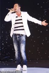 组图：大S白裙飘飘现身北京 头顶棉花蝴蝶结似少女