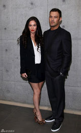 组图：梅根同丈夫现身米兰时装周 黑衣红唇冷艳