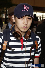 组图：韩男团SJ赴日本专场演唱会 现身金浦机场