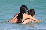 组图：黛米摩尔与小男友度假 水中扑倒紧贴不放