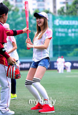 组图：After school两成员棒球赛开球英姿飒爽