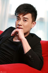 组图：蒋毅休闲西装拍摄写真 明媚温暖帅气袭人