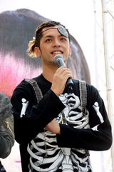 组图：怀秋大方献吻女粉丝 爱纱自曝有暗恋对象