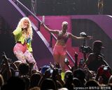 组图：麻辣鸡个唱粉丝强行上台 与保镖激烈扭打