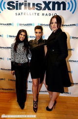 组图：卡黛珊三姐妹做客电台录制圣诞特别节目