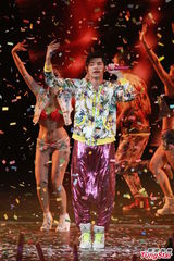 组图：周杰伦开个唱大秀人鱼线 张智霖同台助阵