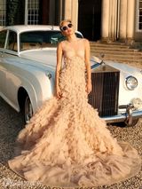 组图：麦莉杂志大片性感透视 骑重型机车秀美腿