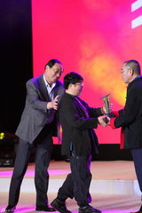 组图：田沁鑫收获年度大奖 周志强院长盼明年再登台