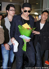 组图：EXO-M队长Kris帅酷现身加拿大遭围堵