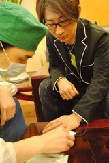 幻灯图：刘谦险断指缝七针 能否回复尚待观察