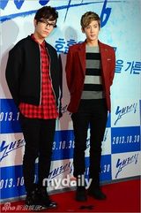 组图：李宝英郑柔美等助阵李钟硕新片VIP试映