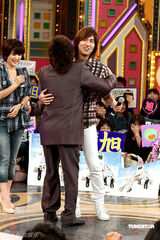 幻灯图：ELLA做客节目宣传新剧 与言承旭亲密拥抱