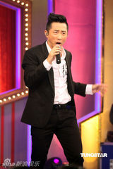 组图：潘美辰不畏女同传闻 与Moon穿情侣装亲昵录影