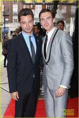 组图：大表哥辞演唐顿拍新片 暴瘦亮相变俊俏