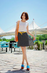 组图：王文绮初秋百搭写真 享受清新阳光之旅