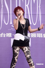 高清图：S.H.E冒雨为新专辑签售 摇滚造型似女王