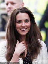 组图：准新娘凯特现身挥手 秀发飘散笑容迷人