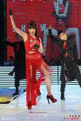 组图：江映蓉秀艳舞 穿“蓝天装”呼吁环保