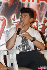 组图：吴奇隆帅气宣传新剧 甘婷婷超大项链抢镜