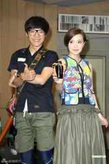 组图：卢广仲不畏台风彩排 郭采洁探班送补品