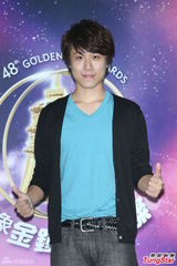 组图：关诗敏孙自佑担纲金钟开场 练舞不敌小孩