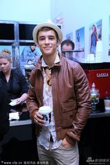 组图：范宁黑裙抱膝拍写真展青春活力