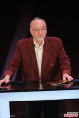 组图：卢海鹏颁发最佳视觉与音响 台上逗笑