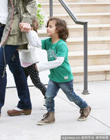 组图：洛佩兹龙凤胎爱女娇羞 小公子调皮扮鬼脸