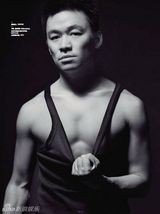 组图：王宝强登杂志封面 诠释“独树一帜”风格