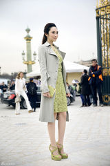 组图：吴佩慈透视绿裙亮相巴黎时装周收官秀